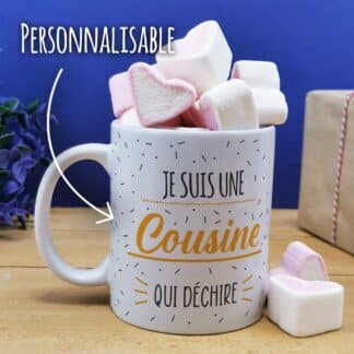 Mug "Je suis une cousine qui déchire" et ses guimauves coeurs x10  - cadeau personnalisé