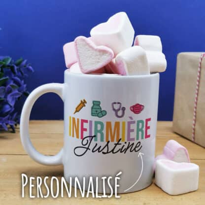 Mug "Infirmière Géniale" et ses guimauves coeurs x10 - Cadeau personnalisable